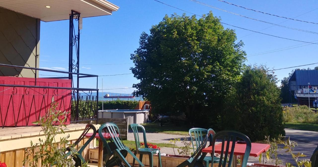 Auberge De La Rive De Charlevoix - Auberge De Jeunesse Familiale Pour Voyageurs De Tous Ages Saint-Joseph-de-la-Rive Bagian luar foto